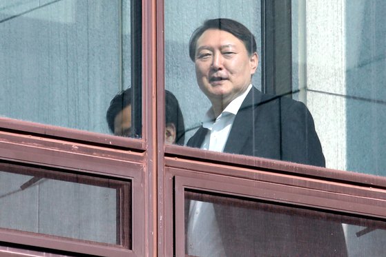 윤석열 검찰총장이 4일 서울 서초구 대검찰청에서 점심식사를 하기 위해 이동하고 있다. [뉴스1]