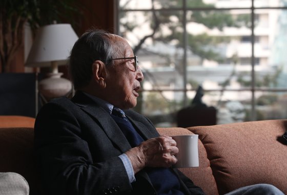 '100세 철학자' 김형석 교수는 아침마다 아메리카노 커피를 반 잔씩 마신다. 몸 컨디션이 안 좋을 때는 3분의 1 잔을 마신다고 했다. 우상조 기자