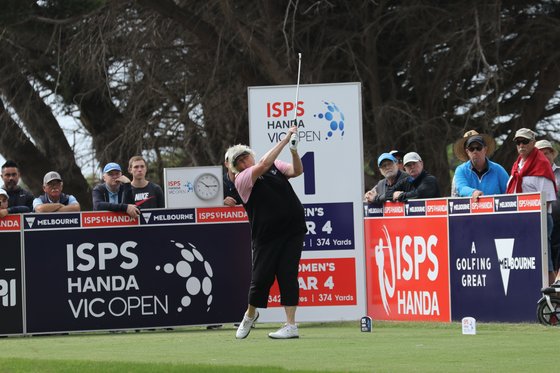 ISPS 한다 빅 오픈 1번 홀에서 티샷하는 로라 데이비스. [사진 Golf Australia]