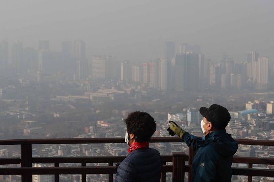 미세먼지 '나쁨' 수준을 보였던 지난 2일 서울 중구 남산에서 시민들이 서울 도심을 바라보고 있다. 주말인 8일과 9일 내내 전국 대부분 지역에서 초미세먼지 농도 '나쁨'이 예상된다. [뉴스1]