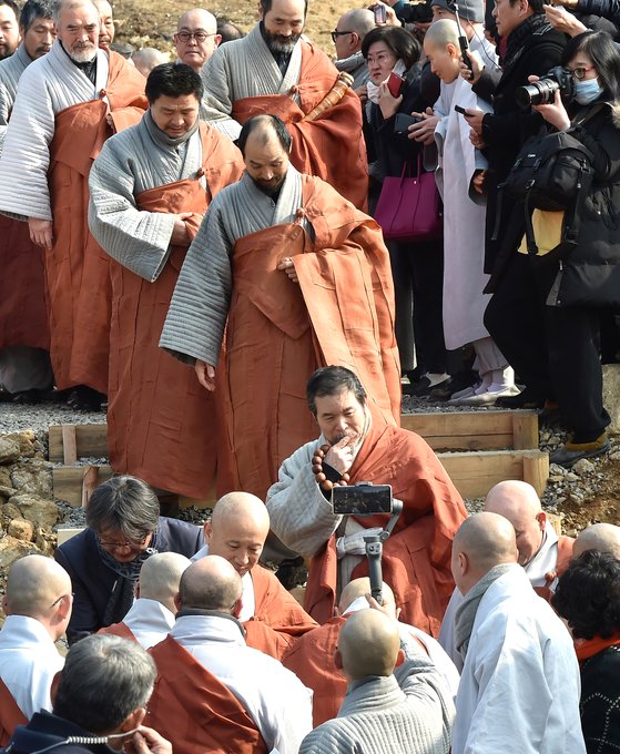 선원 앞에 모인 사부대중이 7일 오후 석 달 간의 동안거를 마친 스님들을 반갑게 맞이하고 있다.[뉴시스]