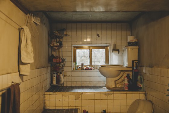 영화 '기생충' 속 기택(송강호)네 반지하집 화장실 세트. [사진 CJ엔터테인먼트]