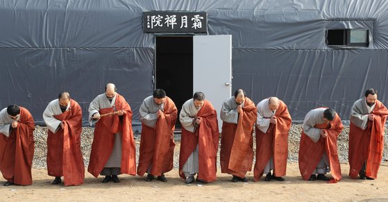 7일 상월선원에서 90일간의 동안거를 마친 스님들이 사부대중에게 인사를 하고 있다.[연합뉴스]