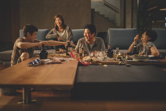 기택 가족이 박사장네 부잣집에서 즐거운 시간을 보내던 테이블 등 가구는 박종선 가구 디자이너가 만들었다. [ 사진 이재혁 ]