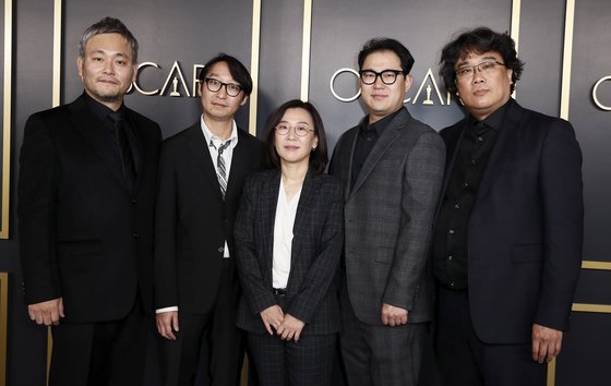 '기생충' 주역이 27일 할리우드에서 열린 제92회 아카데미상 후보 사전 오찬에 모였다. 왼쪽부터 이하준 미술감독, 양진모 편집기사, 제작자 곽신애(바른손이앤에이) 대표, 한진원 작가, 봉준호 감독.[EPA=연합뉴스]