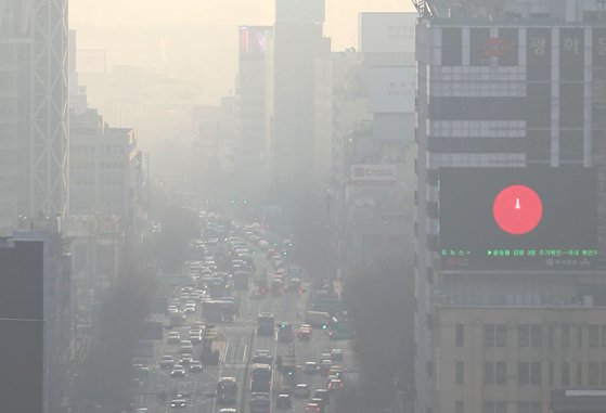 강원 영동·경북을 제외한 대부분 지역에서 미세먼지가 '나쁨' 수준이 예상되는 10일 오전 서울 종로구 서울시교육청에서 바라본 서울 도심이 뿌옇다. [뉴시스]