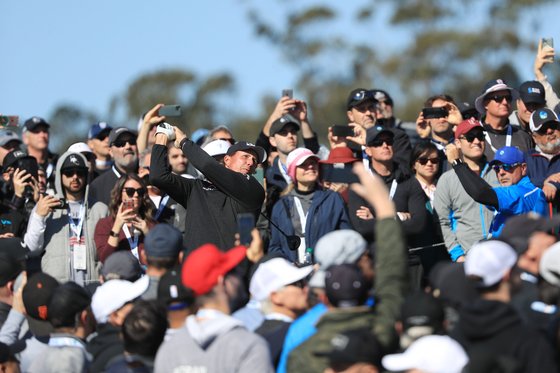 10일 열린 AT&T 페블비치 프로암 최종 라운드 9번 홀에서 티샷하는 필 미켈슨. [AFP=연합뉴스]