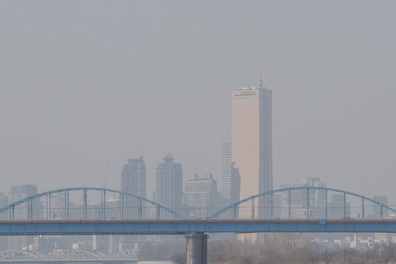 전국 대부분 지역이 미세먼지 '나쁨' 수준을 보이고 있는 10일 오후 서울 도심이 뿌옇게 보이고 있다. [뉴스1]
