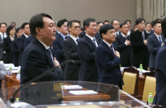 회의 이전 국민의례를 하는 윤석열 검찰총장(왼쪽)과 이성윤 서울중앙지검장(왼쪽). 오종택 기자