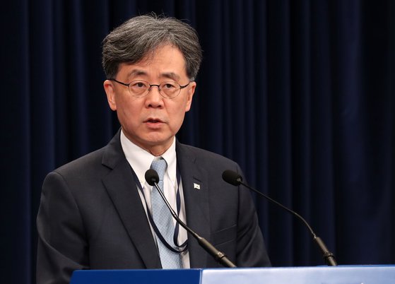 김현종 국가안보실 2차장이 지난해 12월 20일 청와대 춘추관에서 한-중-일 정상회의 등 대한 브리핑을 하고 있다. [청와대사진기자단]