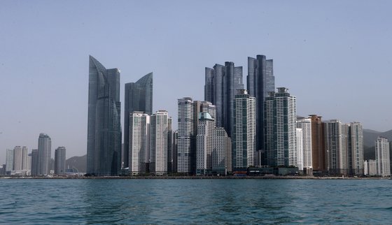 부산 해운대 마천루 숲. 70층이 넘는 초고층 주상복합아파트들이 해운대 앞바다를 내려다보고 있다. [중앙포토]