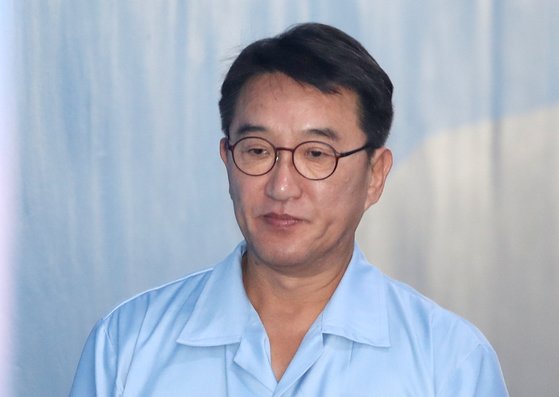 현기환 전 청와대 정무수석비서관이 2018년 7월 서울중앙지법에서 열린 박근혜 정부의 '화이트리스트' 관련 속행공판에 출석하며 법정으로 향하고 있다. 법원은 화이트리스트 재판에서 현 전 수석의 공직선거법 위반 혐의도 함께 심리했다.[연합뉴스]