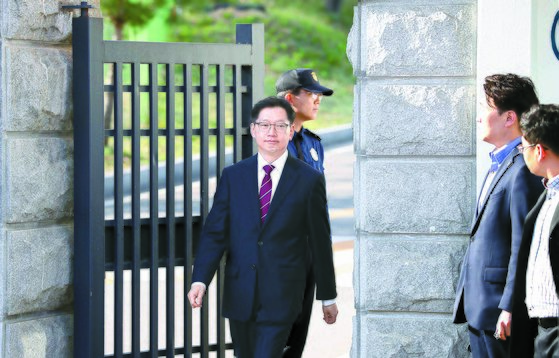 드루킹 일당과 공모해 포털사이트 댓글 추천수를 조작한 혐의로 1심에서 실형을 선고받고 법정 구속된 김경수 경남 도지사가 지난해 4월 17일 보석으로 풀려나 서울구치소를 나오고 있다. 김상선 기자