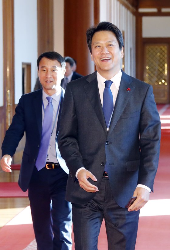 임종석 비서실장(오른쪽)과 한병도 정무수석이 지난해 1월 8일 오전 청와대에서 열린 국무회의에 입장하고 있다. [연합뉴스]