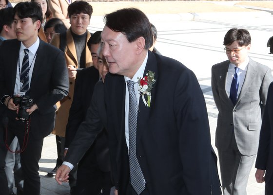 윤석열 검찰총장이 일선 검사들과 간담회를 갖기 위해 13일 오후 부산 연제구 부산고검·지검을 방문해 청사로 입장하고 있다. 송봉근 기자