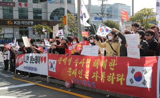 보수단체 회원들이 윤석열 총장을 응원하고 있다. 송봉근 기자