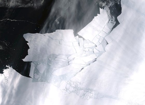 빙산 B-49가 지난 11일 파인섬 빙하에서 떨어져 나오며 갈라지고 있다. 이 사진은 ESA의 센티넬 2호위성이 지난 11일 촬영해 15일 공개했다.[EPA=연합뉴스]