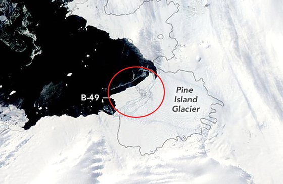 남극대륙 서쪽에 위치한 파인섬 빙하는 2000년 이후 계속 균열이 발생하고 있다. 사진은 지난 10일 파인섬 빙하에서 떨어져 나가는 빙산 'B-49' 모습.[EPA=연합뉴스]