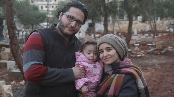 다큐멘터리 '사마에게'로 올해 아카데미 장편다큐상 후보, 지난해 칸영화제 최우수다큐상 등을 받은 (오른쪽부터) 와드 알-카팁 감독과 딸 사마, 남편 함자 모습이다. [사진 엣나인필름]