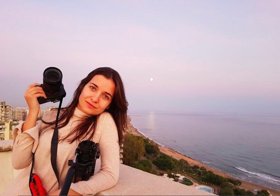 갓 대학에 입학했을 때만 해도 와드 알-카팁 감독은 시리아를 떠나 독일에서 새 생활을 시작하려 했다. 그러나 독재정권의 폭압과 그에 맞선 혁명의 물결 속에 자신도 무언가 해야한다고 느꼈다고 했다. [사진 엣나인필름]