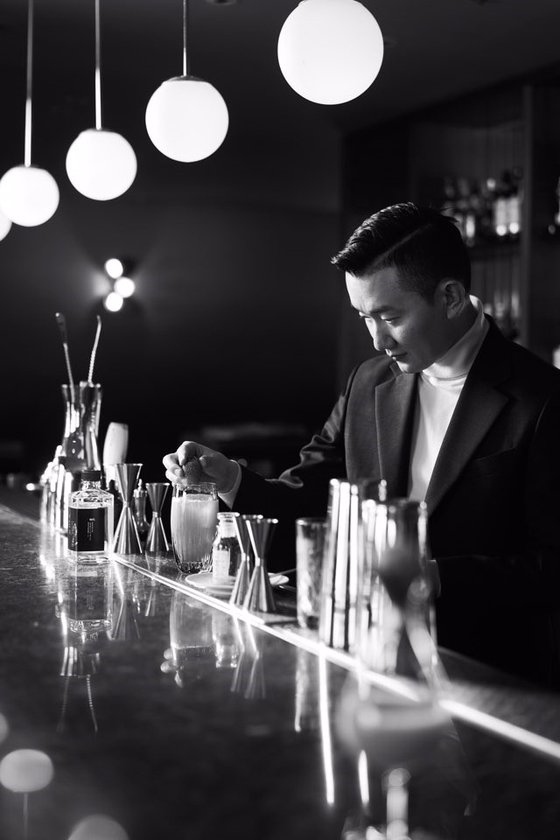 칵테일을 만들고 있는 박성민 바텐더.