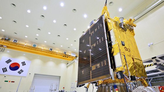 천리안위성 2B호가 조립되는 모습