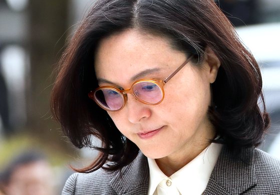 지난해 10월 23일 조국 전 법무부 장관의 부인 정경심 동양대학교 교수가 서울 서초동 서울중앙지법에 자본시장법 위반(허위신고 및 미공개정보이용) 등 혐의 대한 영장실질심사를 받기 위해 출석하고 있다. [뉴시스]