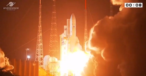 천리안2B호를 싣고 발사되는 아리안5ECA 발사체 [사진 아리안스페이스]