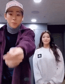 가수 지코가 청하와 함께 자신의 곡 '아무노래'에 맞춰 춤을 추는 모습. [유튜브 캡처]