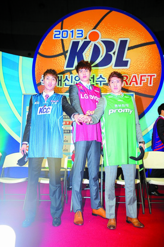 DB에서 다시 뭉친 두경민의 경희대 동기 김민구(왼쪽)와 김종규(가운데). [뉴시스]