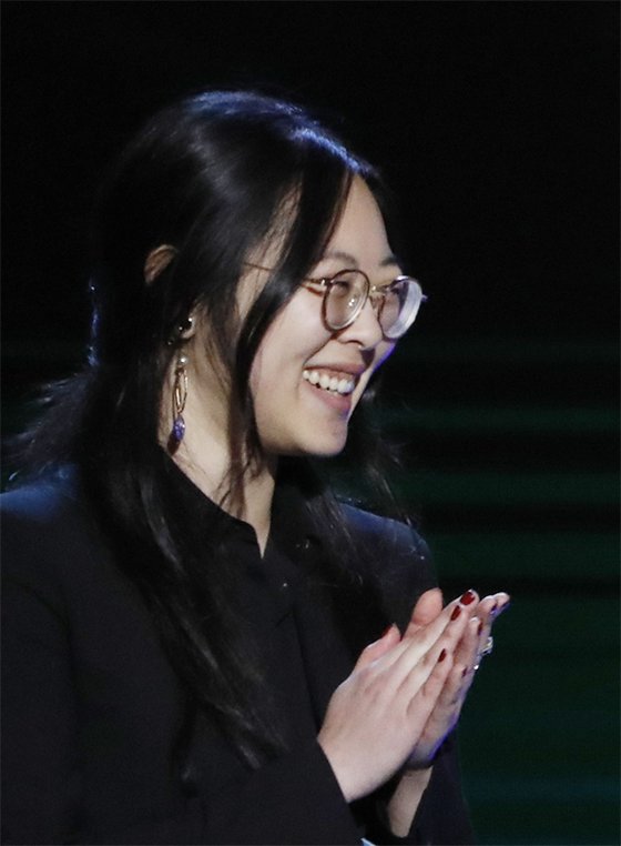 지난해 5월 칸 영화제부터 아카데미상까지 봉준호 감독을 통역한 샤론 최. [AP=연합뉴스]