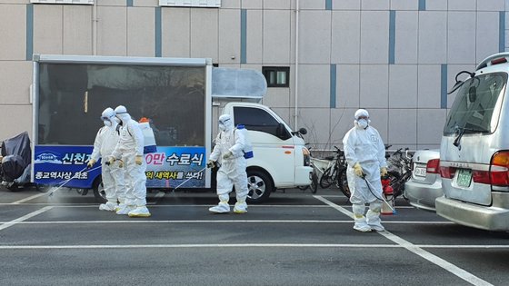 19일 신천지 대구교회에서 남구청 관계자들이 방역을 하고 있다. 신진호 기자