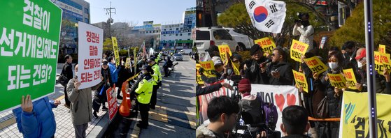 윤석열 검찰총장이 20일 오후 광주고검 등을 방문한 가운데 청사 정문 앞에서 검찰 개혁을 촉구하는 시민단체(왼쪽)와 그의 행보를 응원하는 보수성향 단체의 집회가 동시에 열리고 있다. [뉴시스]