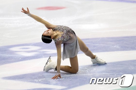 20일 오후 경기 의정부실내빙상장에서 열린 제101회 전국동계체육대회 피겨스케이팅 여자 16세이하부 쇼트프로그램에서 유영(과천중)이 멋진 연기를 펼치고 있다. 유영은 75.21로 1위를 기록했다. [뉴스1]