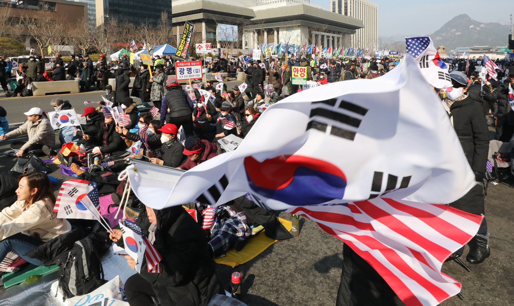 지난 15일 서울 광화문 교보빌딩 앞에서 문재인하야범국민투쟁본부(범투본) 주최로 대한민국 바로 세우기 국민대회가 열리고 있다. [뉴스1]