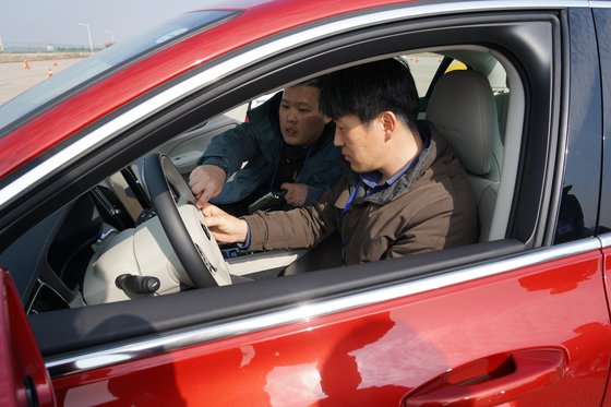 이혁기 심사위원이 후보 차량의 ADAS 기능을 평가하고 있다. 오토뷰=김선웅 기자