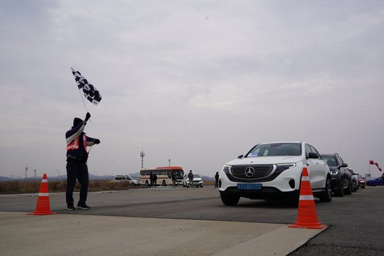 메르세데스-벤츠 EQC는 올해 중앙일보 COTY 2차 심사에 오른 유일한 순수 전기차다. 오토뷰=김선웅 기자