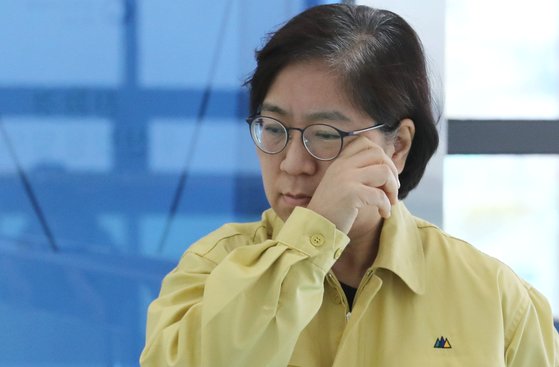 정은경 중앙방역대책본부장(질병관리본부장)이 21일 오후 충북 청주시 질병관리본부에서 신종 코로나바이러스 감염증 국내 발생현황 및 확진환자 중간조사 결과 등 정례브리핑을 위해 이동하고 있다. [연합뉴스]