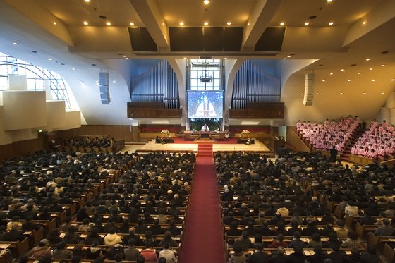 서울 강남의 대형교회인 소망교회의 예배 장면. 소망교회는 코로나바이러스 확산 방지를 위해 주일예배 취소 결정을 내렸다. [중앙포토]