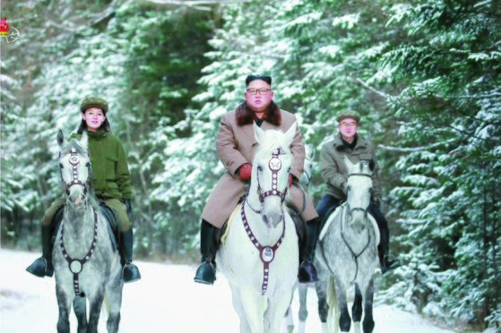 조선중앙TV가 지난해 10월 16일 공개한 사진으로, 김정은 위원장이 김여정(왼쪽)·조용원(오른쪽) 노동당 제1부부장과 함께 말을 타고 있다. 김 위원장이 탄 말만 백마로, 김여정, 조용원 제1부부장이 탄 말은 회색 털이 섞여 있다. [연합뉴스]