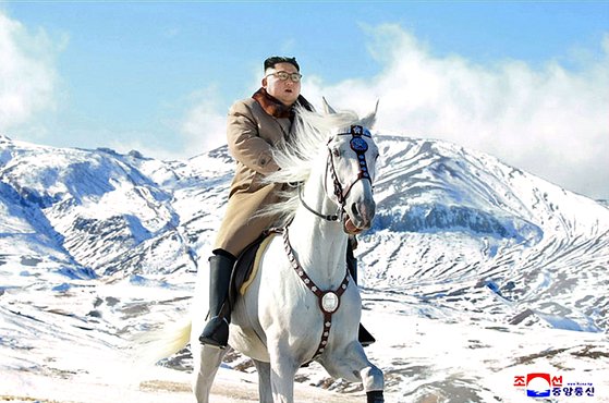 김정은 북한 국무위원장이 백마를 타고 백두산에 올랐다고 조선중앙통신이 지난해 10월 16일 보도했다. 김 위원장은 백두산 입구에 자리잡은 삼지연군 건설현장도 현지 지도했다. [연합뉴스]