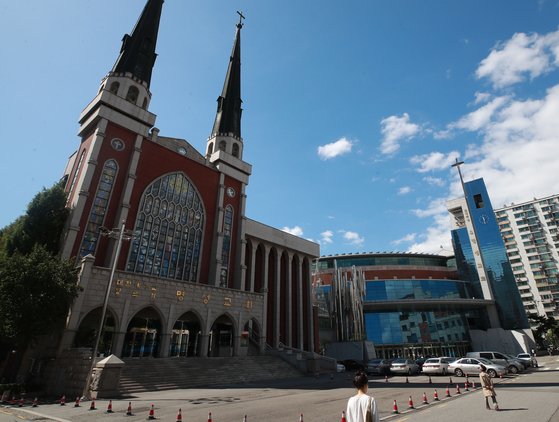 서울 강동구 명일동의 대형교회인 명성교회 등록 교인 수는 10만 명이다. 소속 부목사의 코로나19 감염 확진에 따라 확산 우려가 제기되고 있다. 연합뉴스