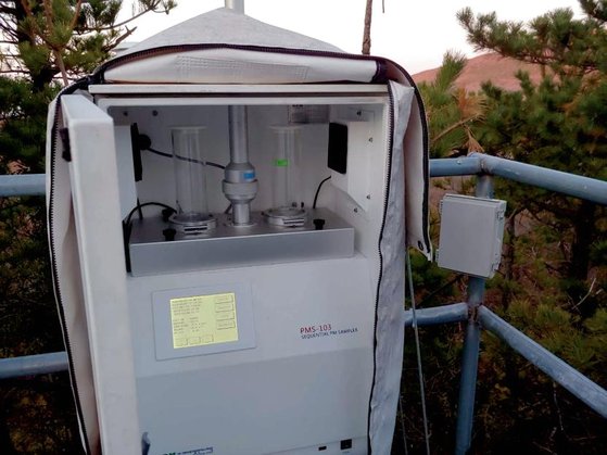 한라산 1100고지에서 초미세먼지 농도를 측정하는 모습. [사진 제주대]