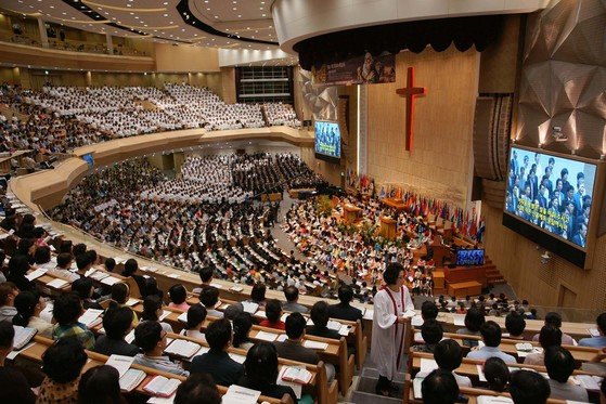 명성교회 교인들이 예배를 보고 있다. 명성교회는 소망교회, 사랑의교회, 온누리교회 등과 함께 서울 강남과 강동의 대표적인 대형교회로 꼽힌다. [중앙포토]