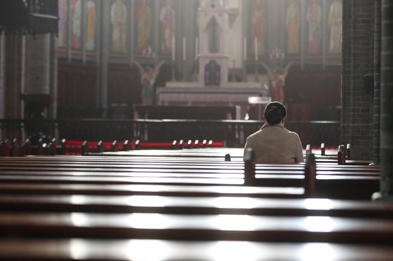 코로나바이러스 감염증(코로나19) 여파로 천주교 서울대교구 명동성당이 26일 부터 다음달 10일까지 미사를 중단한다. 장진영 기자