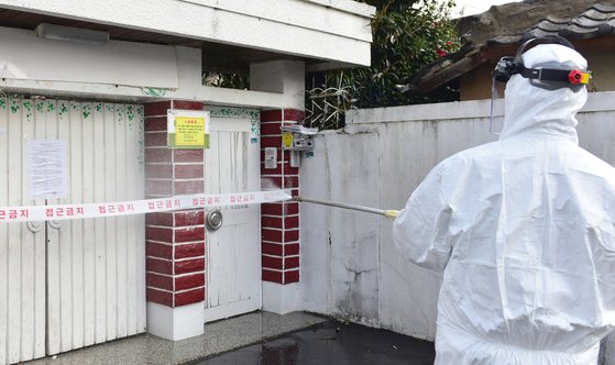 27일 오전 부산진구 방역팀이 폐쇄된 부산 부산진구 신천지 관련 시설 앞에서 방역작업을 펼치고 있다. 부산진구는 동별로 코로나19 사태가 종식될 때까지 신천지 관련 시설을 폐쇄하고 신도들이 출입하지 못하도록 주기적으로 순찰을 하기로 했다. 송봉근 기자
