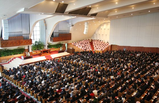 소망교회 교인들이 예배를 드리고 있는 모습이다. 소망교회는 온누리교회, 명성교회, 사랑의교회 등과 함께 서울의 대표적인 대형교회로꼽힌다. [중앙포토]