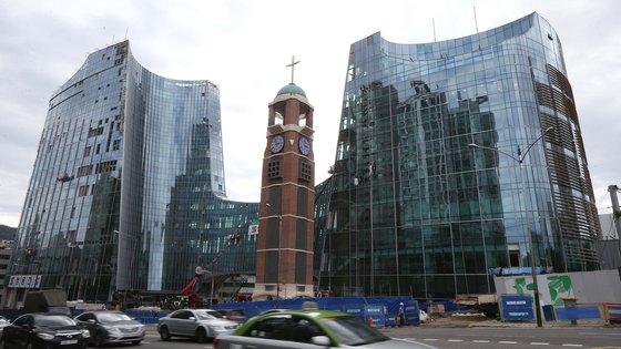 사랑의교회는 28일 오전까지도 주일예배 중단에 대한 결정을 못 내린 채 내부 논의를 거듭하고 있다. [중앙포토]