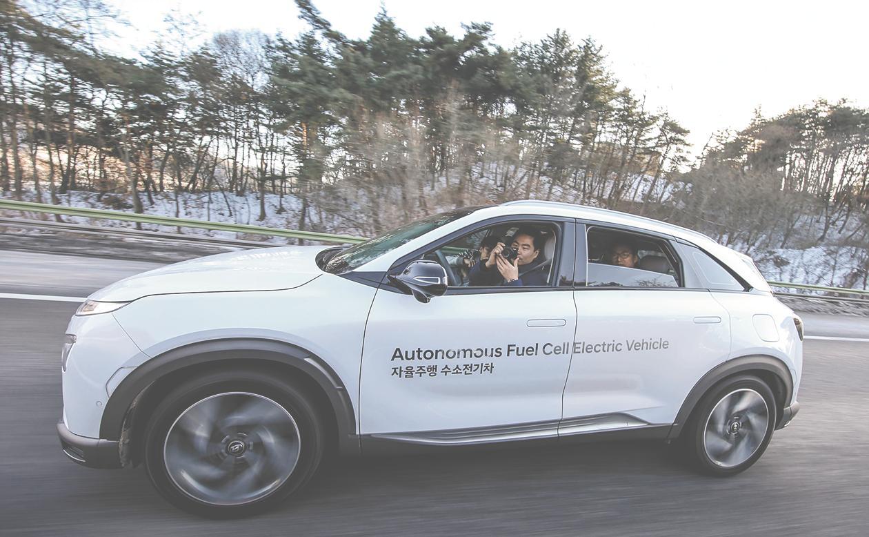 2018년 초 현대자동차의 자율주행 수소전기차가 고속도로를 질주하는 가운데 운전자가 카메라로 창문 밖 풍경을 찍고 있는 모습. [사진 현대차]