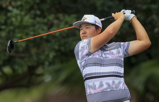 임성재가 2일 PGA투어 최종 라운드 3번 홀에서 티샷하고 있다. [EPA=연합뉴스]